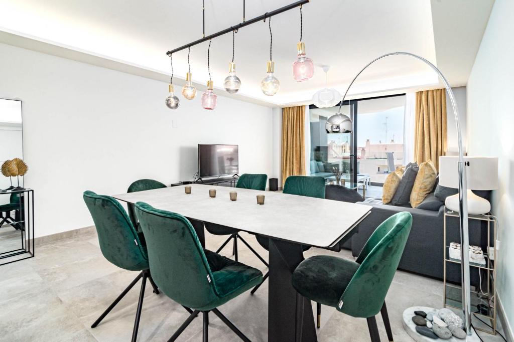 INF4.5P- modern 3 bed city apartment next to beach — photo 1