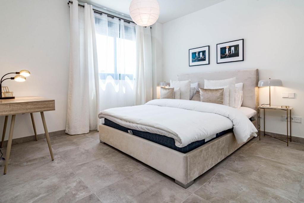 INF4.5P- modern 3 bed city apartment next to beach photo 2