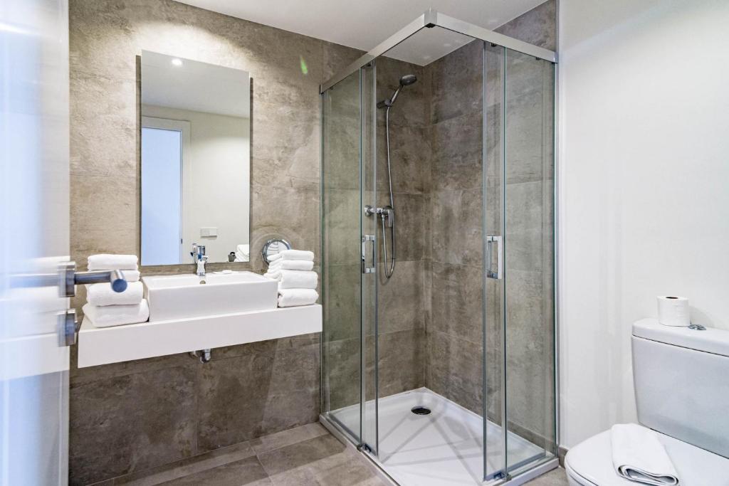 INF4.5P- modern 3 bed city apartment next to beach photo 3