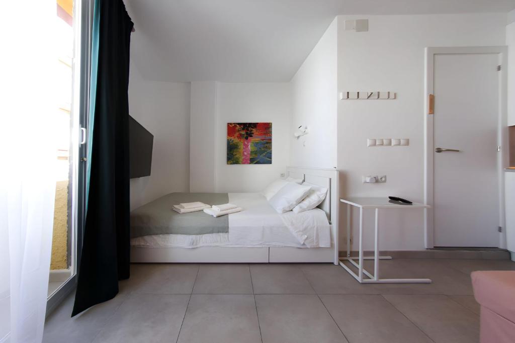 Studio with Small Balcony photo 2