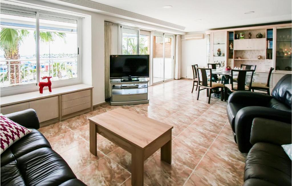 4 Bedroom Cozy Apartment In Santa Pola photo 2