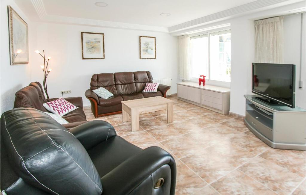 4 Bedroom Cozy Apartment In Santa Pola photo 3