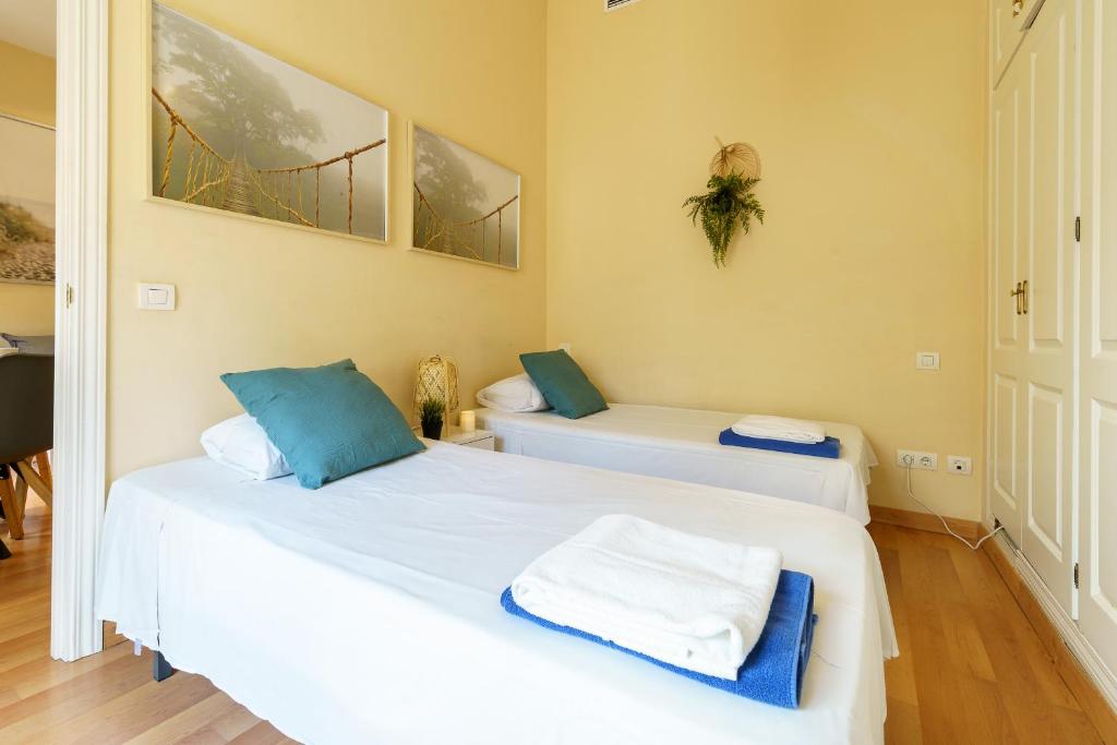 Bright two-bedroom apartment in the historic center photo 2