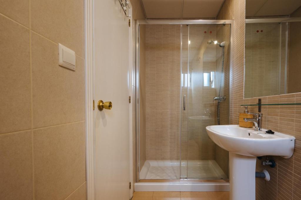 Hostly Rivero 2A Center loft-Fibre-communal terrace-Parking Optional-CLess photo 3
