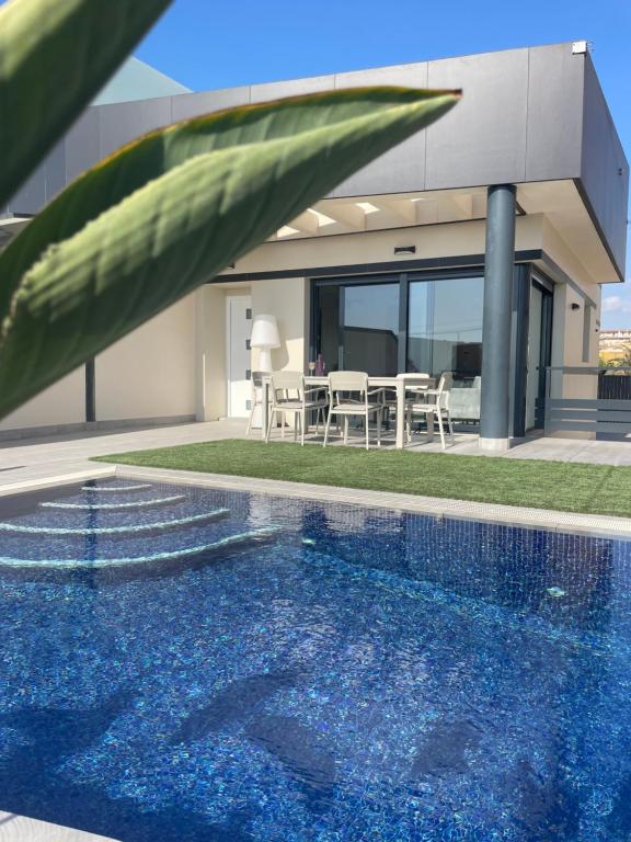 Luxury Villa with pool 1st line the sea — photo 1