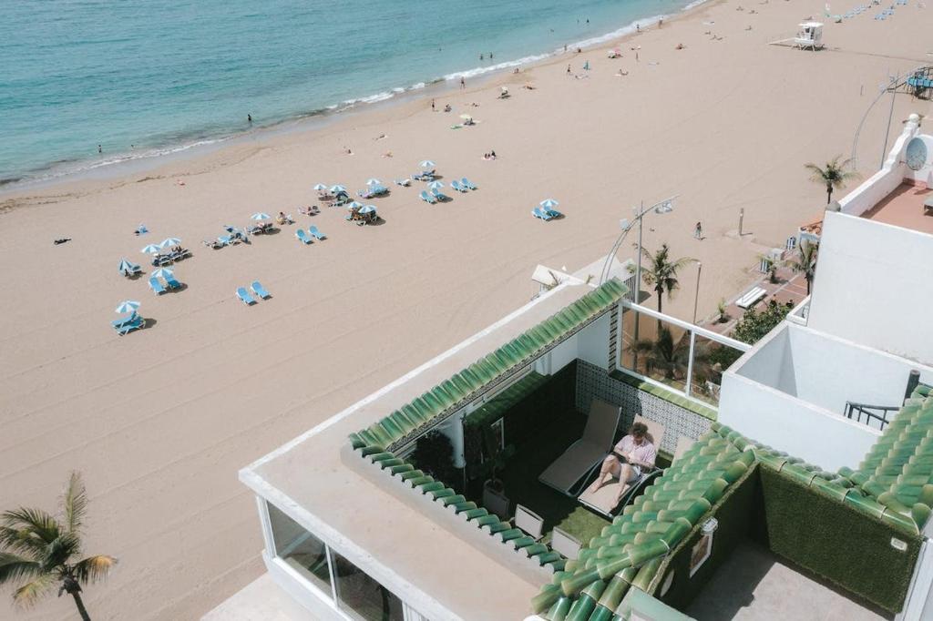 Luxury Beachfront Penthouse with Stunning Views — photo 1