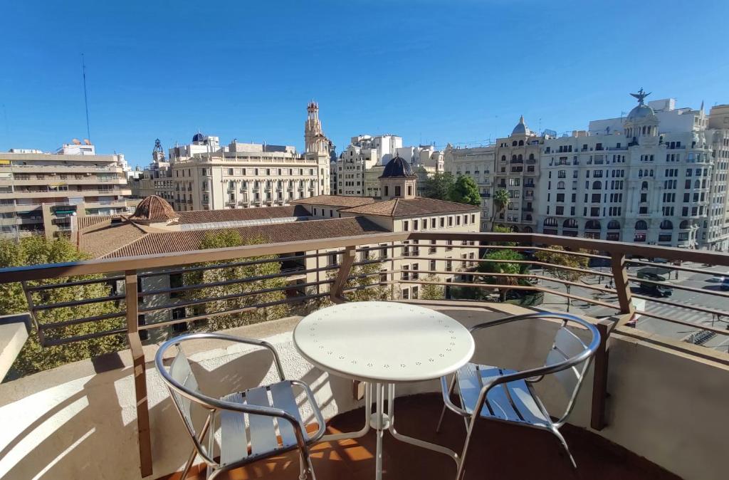 Sunny apartment with fantastic terrace views! — photo 1