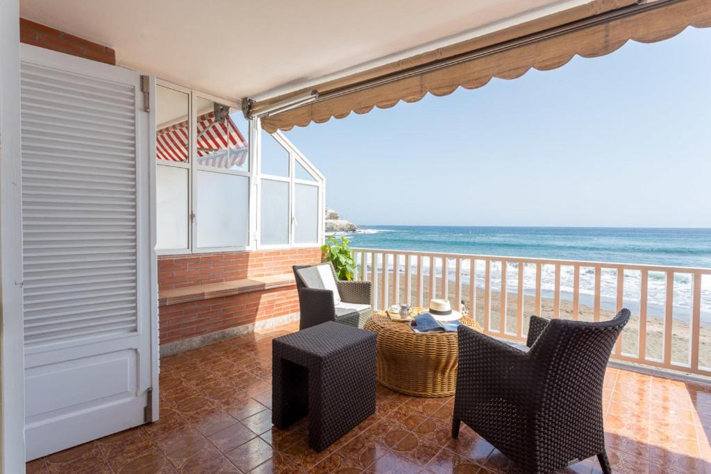 Apartment with Terrace on the Beachfront.