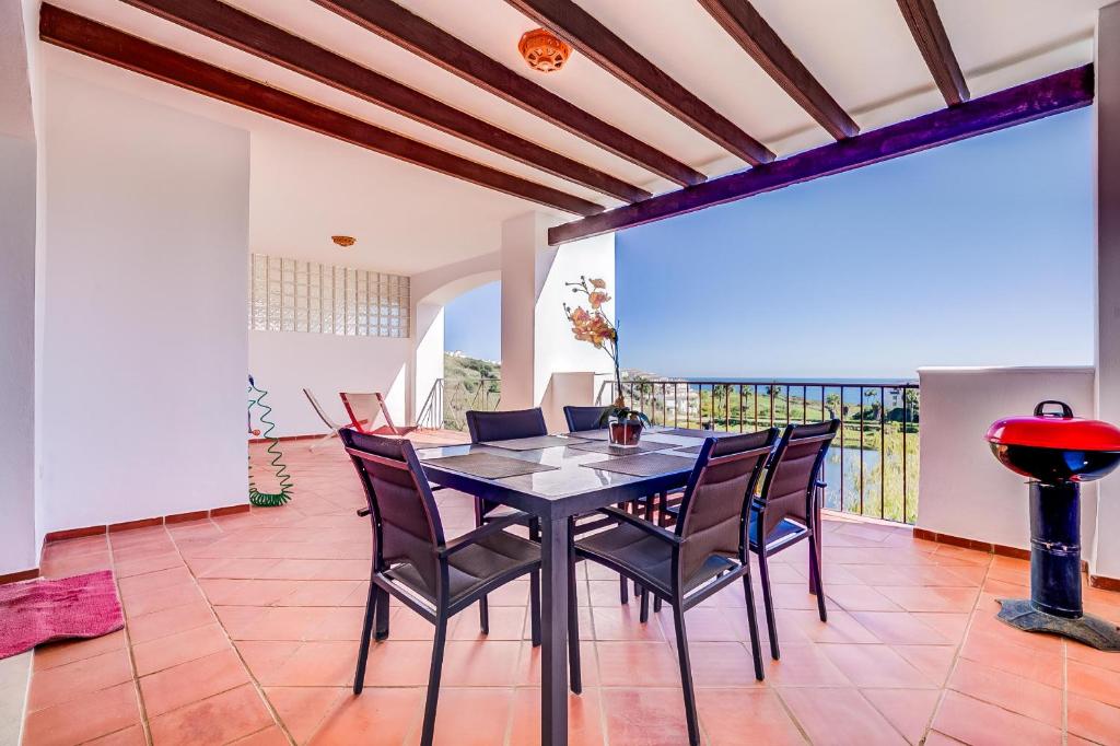 Stunning Apartment With Golf Course and Sea Views — photo 1