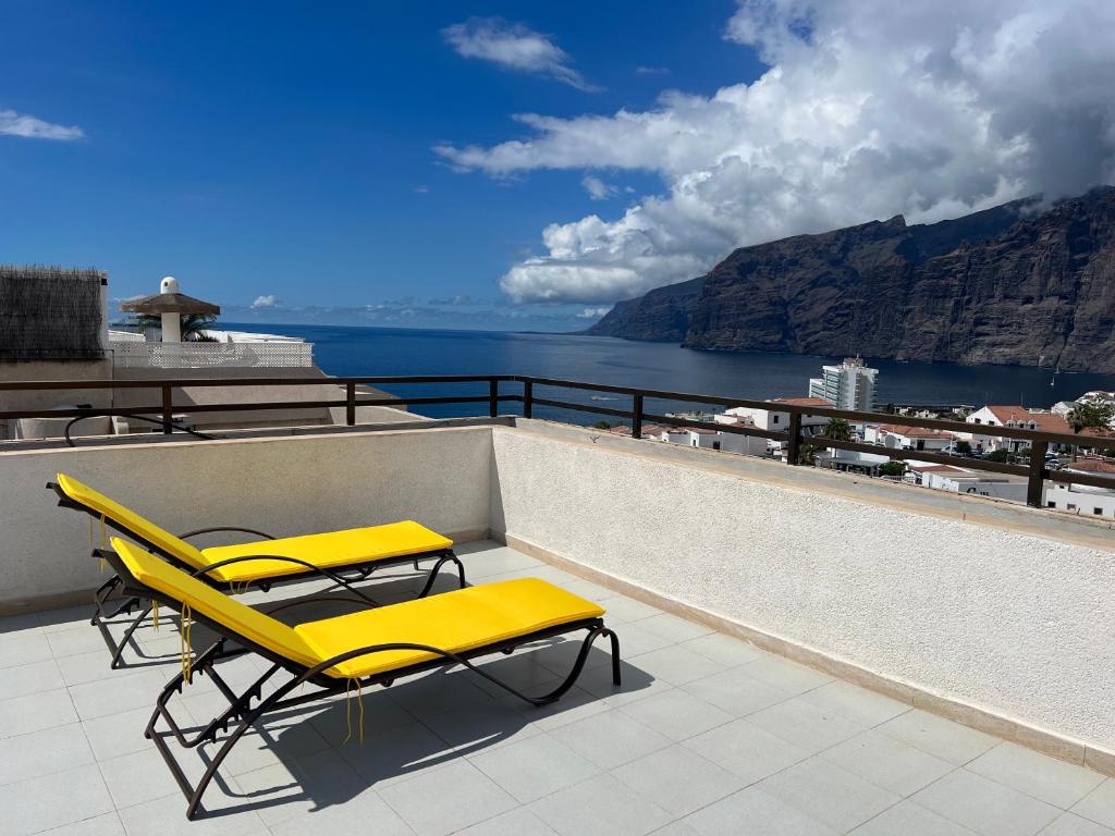 Room in 4 bedroom penthouse with stunning patio photo 2