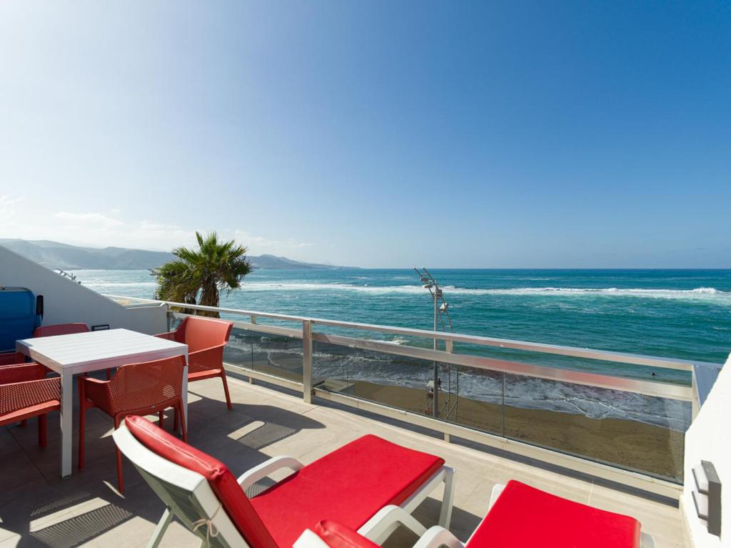 Living Las Canteras - BEACHFRONT and HUGE TERRACE photo 2