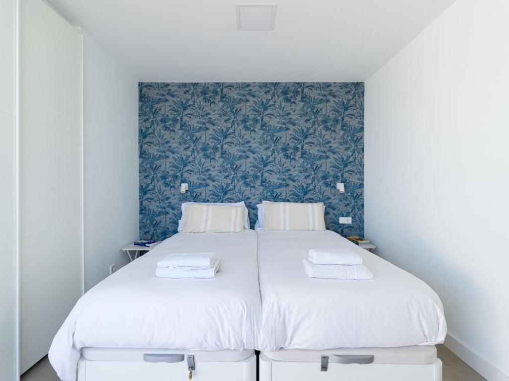 Living Las Canteras - BEACHFRONT and HUGE TERRACE photo 3