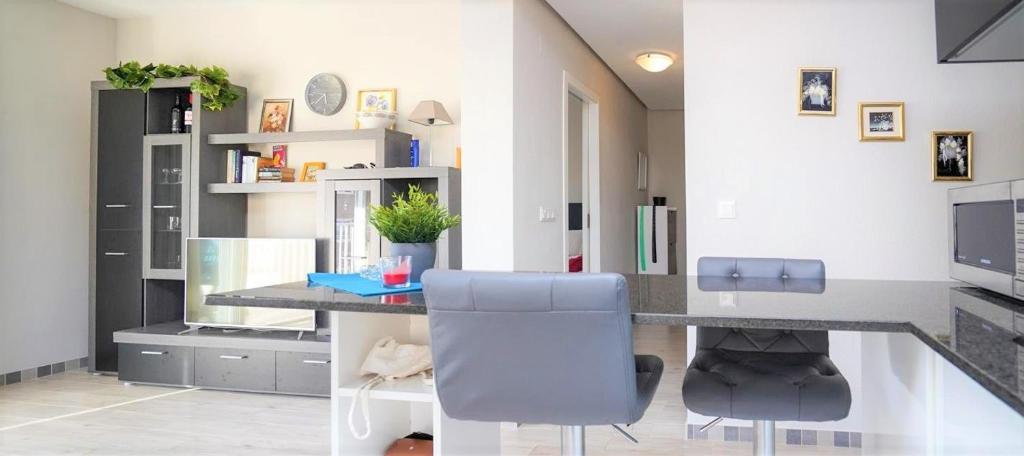 Three bedroom top apartment by the beach photo 3