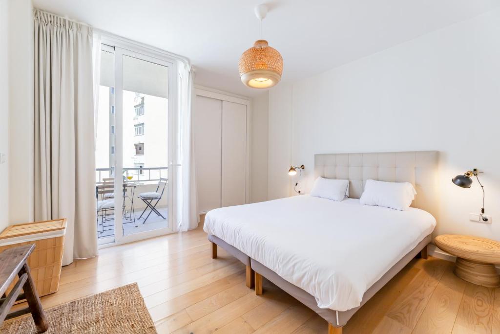 Stylish 2BD Apt in the Centre 10 minutes away from the Beach photo 2