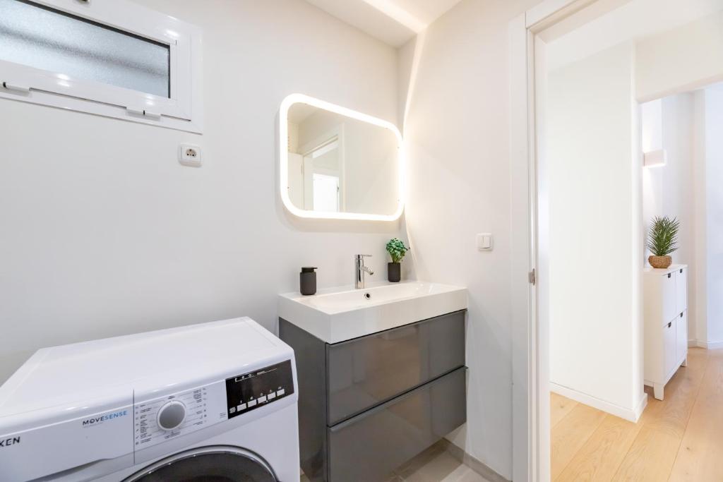 Stylish 2BD Apt in the Centre 10 minutes away from the Beach photo 3