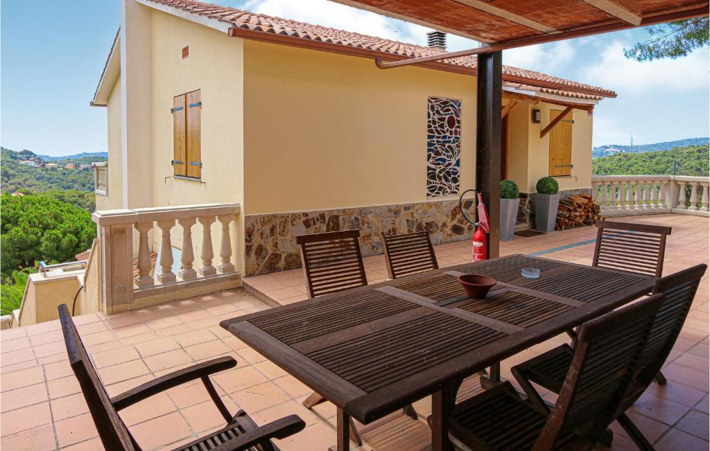 Gorgeous Home In Sant Cebria De Vallalt photo 2
