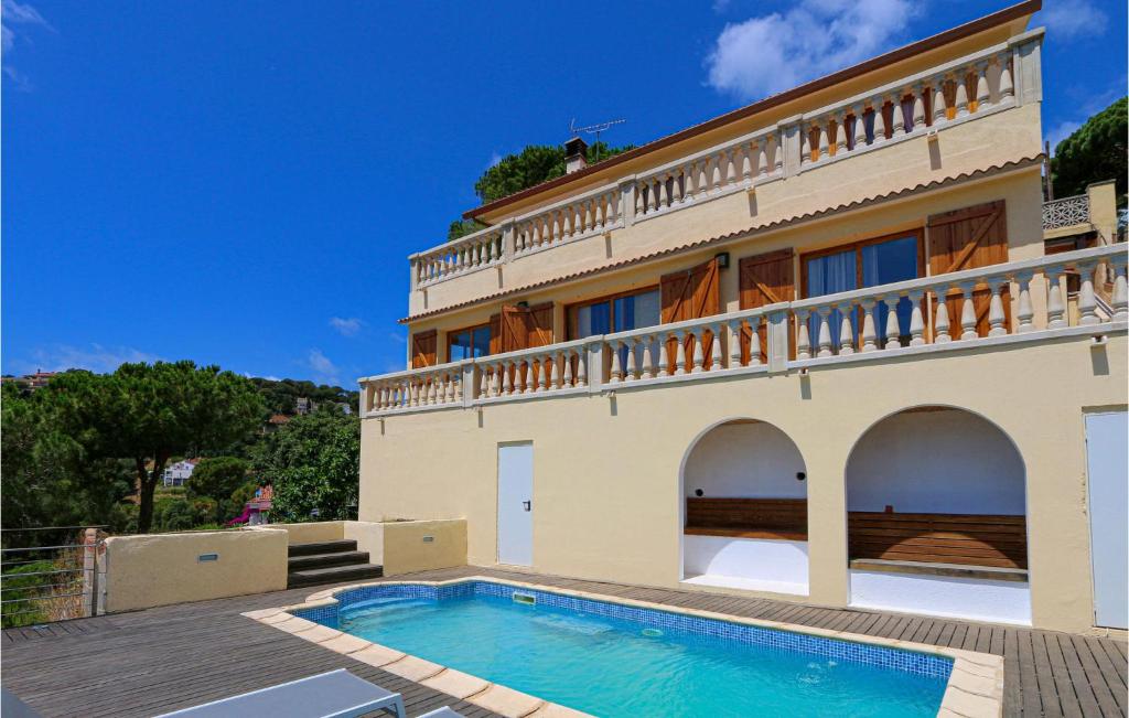 Gorgeous Home In Sant Cebria De Vallalt photo 3