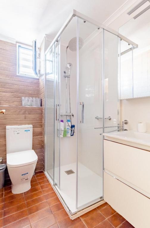 Se alquila una habitación doble con aire acondicionado photo 3