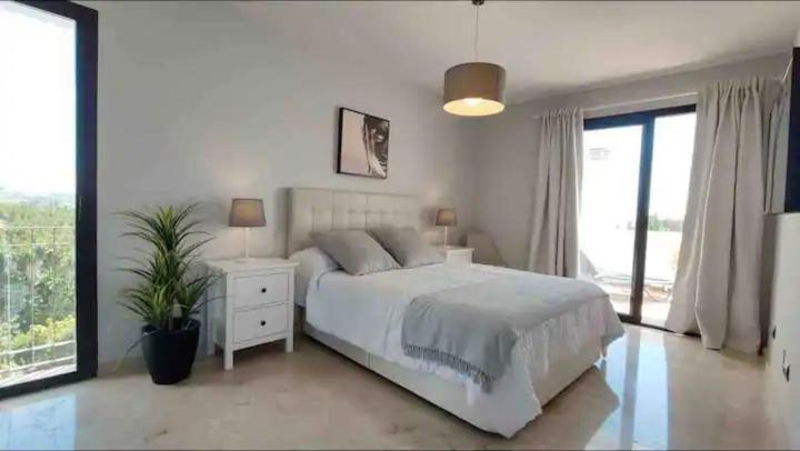 Fabuloso y amplio Duplex en Urb Jardines de Sotogrande photo 2