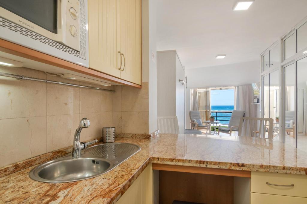 Primera Linea Playa De Las Canteras photo 3