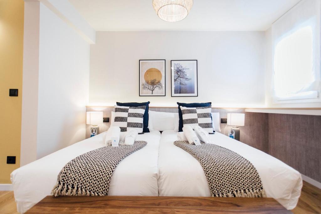Modern attractive- 2Bd 2Bth- centric photo 2