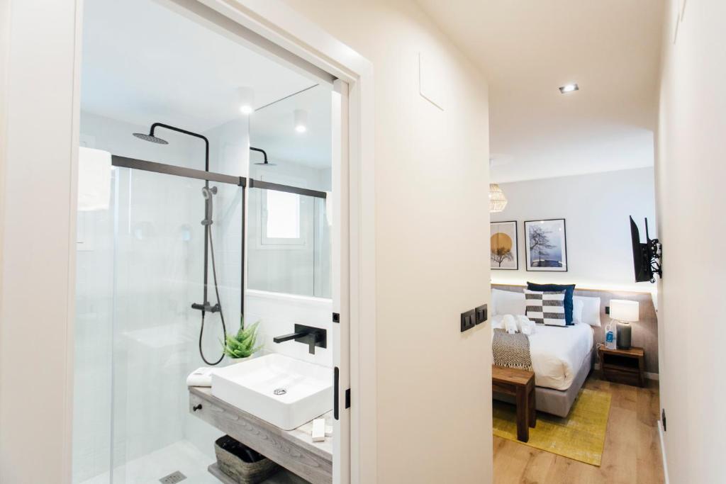 Modern attractive- 2Bd 2Bth- centric photo 3