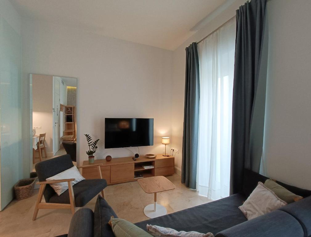 White Suite Alameda — photo 1