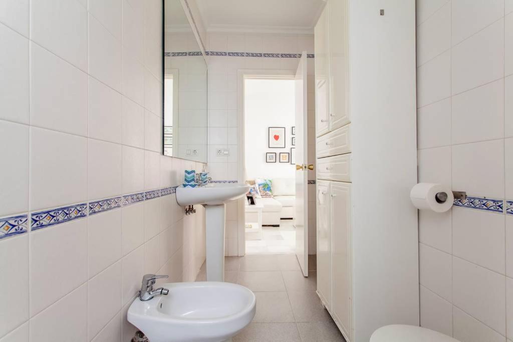 Hostly Rivero 2B Center-Fibre-communal terrace-Parking Optional-CLess photo 3