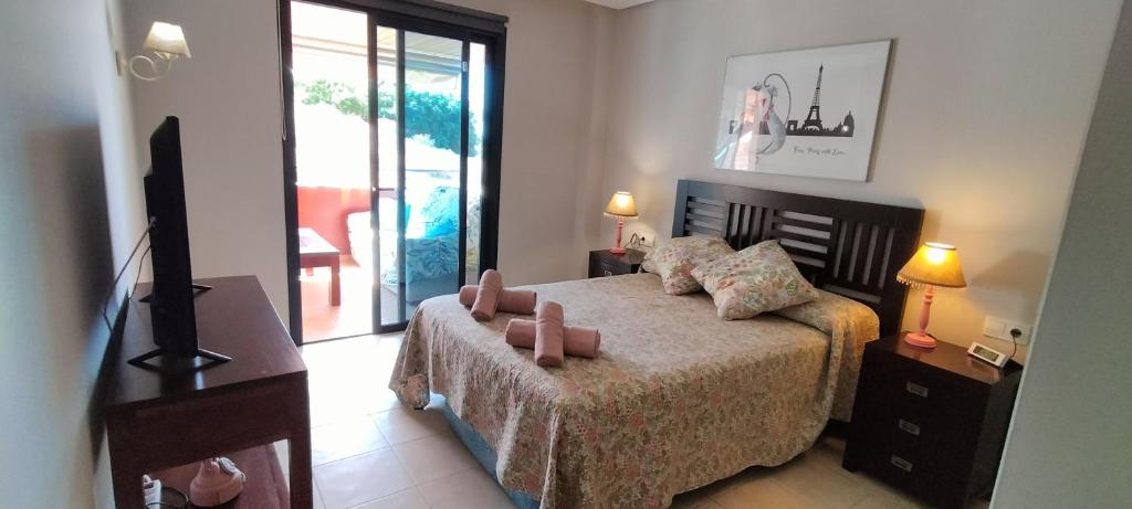Spacious 2 beds appt with pool in a large complex photo 2