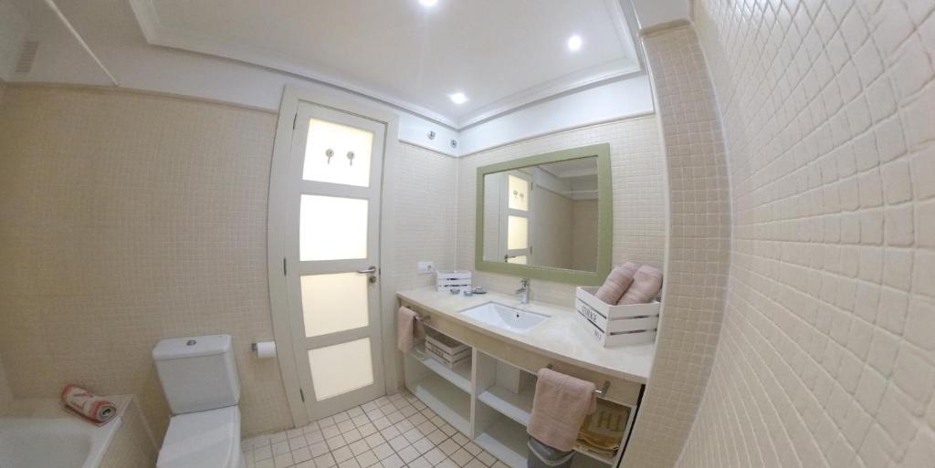 Spacious 2 beds appt with pool in a large complex photo 3