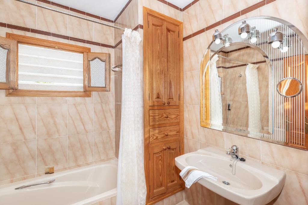 Front Line Beach House Up To 6 Guests in Mallorca photo 3