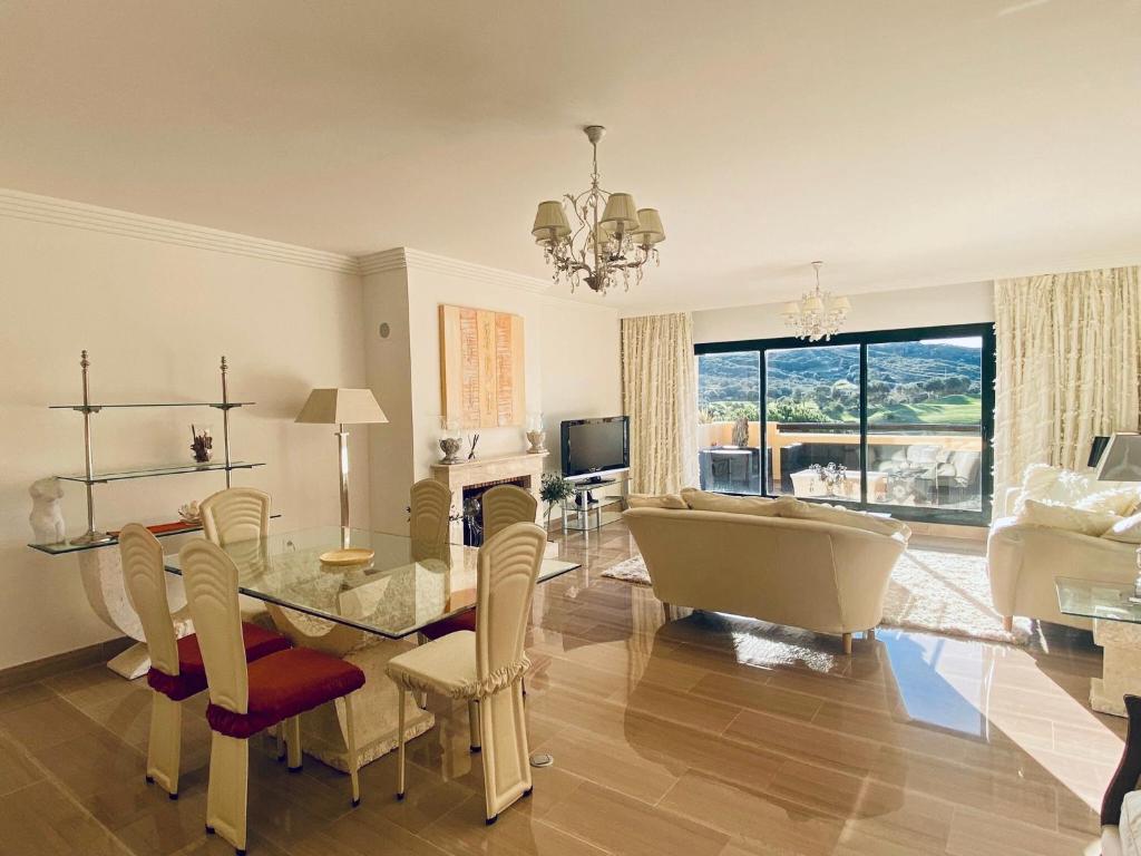 Sunny Retreat with Stunning View — photo 1