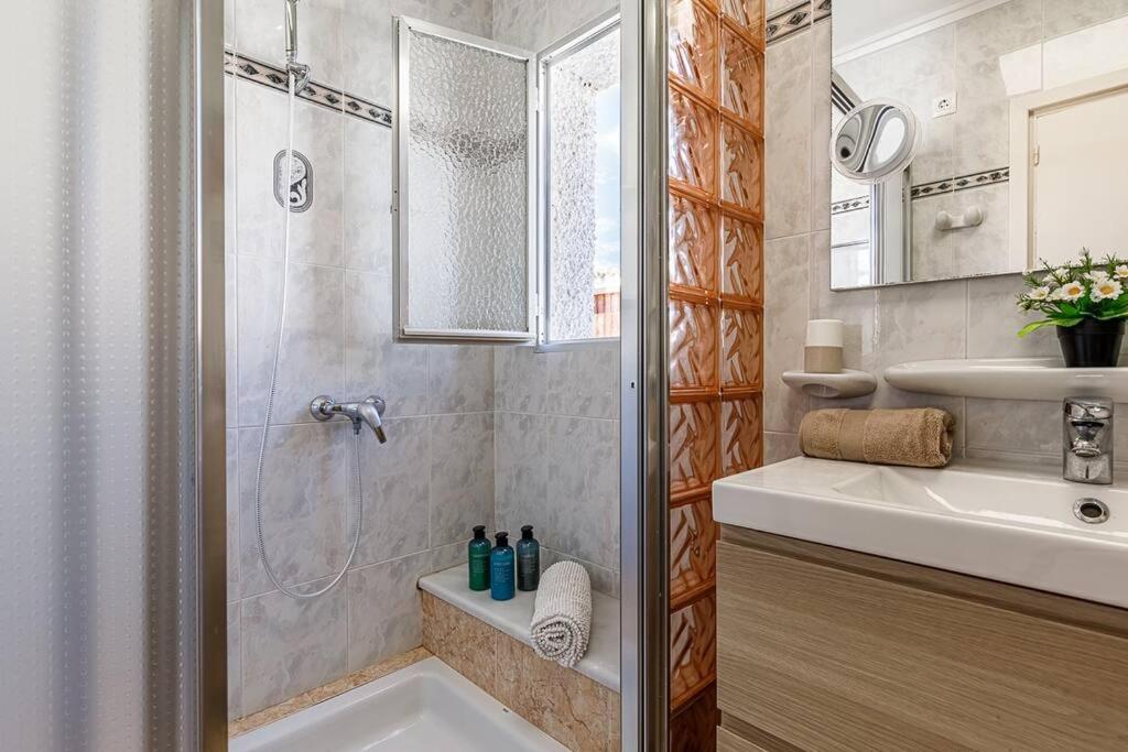 Rocamar HHH con piscina privada a 120m de la playa 10 Pax photo 3