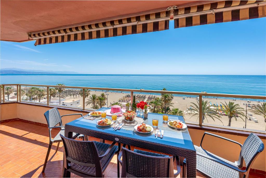 797 HOLIDAY RENTALS - Piso con espectaculares vistas en primera linea de playa — photo 1