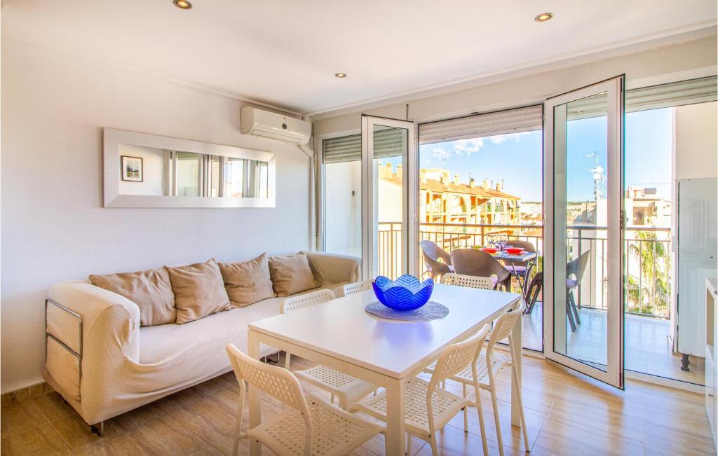 Stunning Apartment In Santa Pola photo 2