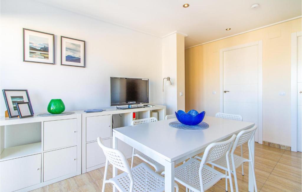 Stunning Apartment In Santa Pola photo 3