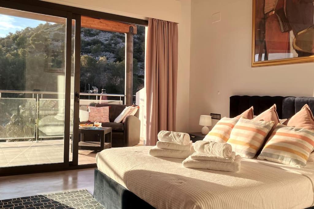 Tranquil large 6 bedroom family Villa sleeps 20 near sitges photo 2
