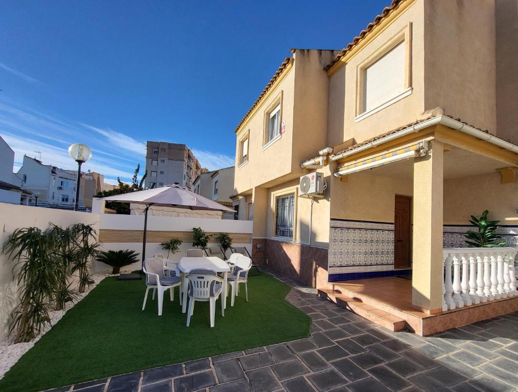 Sunny House Torrevieja with communal pool and garden photo 2