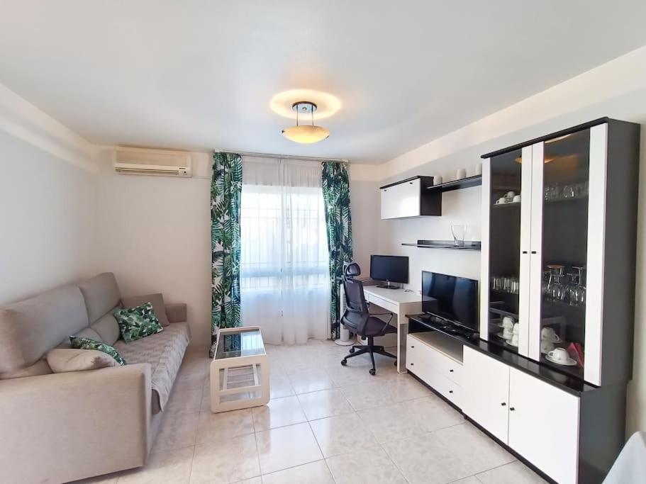Sunny House Torrevieja with communal pool and garden photo 3