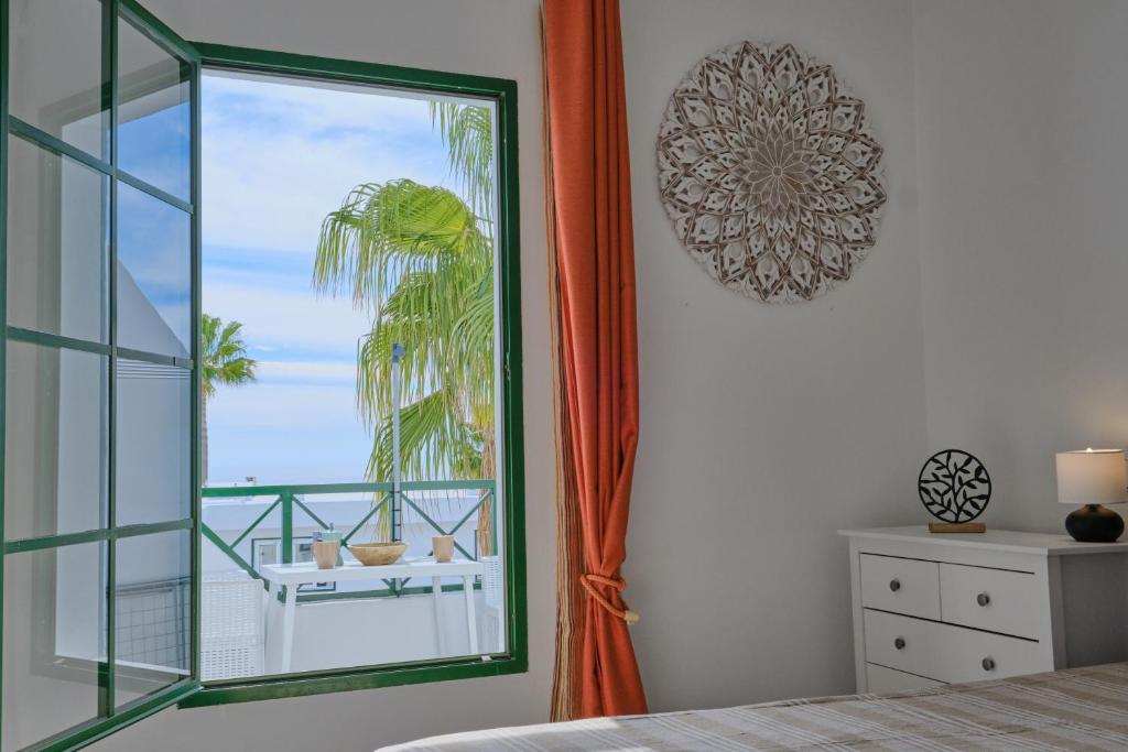 TOP FLOOR OCEAN VIEWS Lanzamar - Renovated Gem with a Sunny photo 2