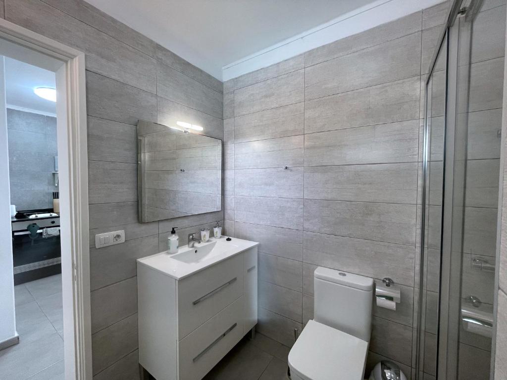 TOP FLOOR OCEAN VIEWS Lanzamar - Renovated Gem with a Sunny photo 3