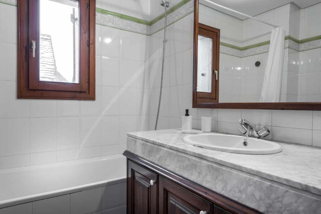 Tanau 1700 by SeaMount Rentals photo 3