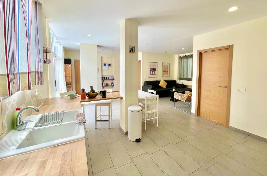 Sunny Terrace Apartment photo 3