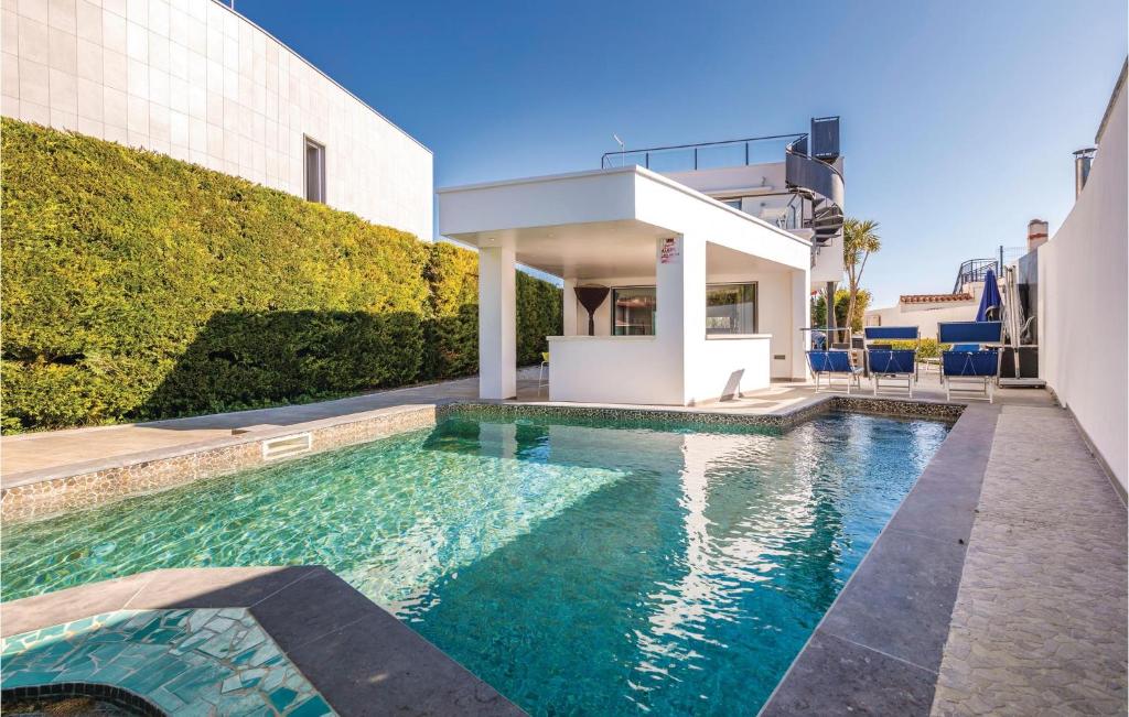 Awesome Home In Sant Pere Pescador — photo 1