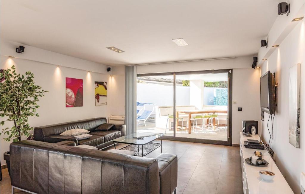 Awesome Home In Sant Pere Pescador photo 2