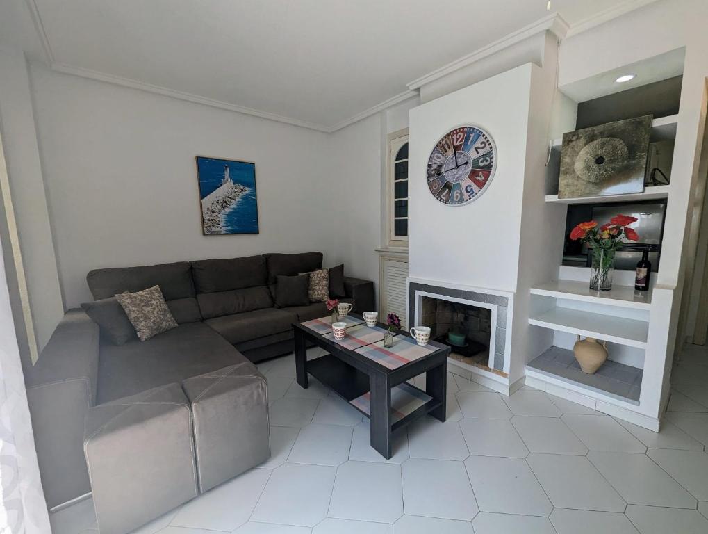 Traditional Two Bed Apart In Torrevieja TV18 photo 3