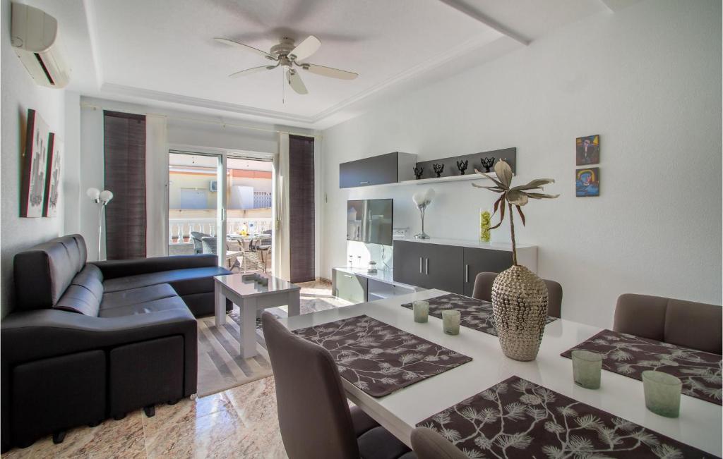 2 Bedroom Gorgeous Apartment In Torrevieja photo 2