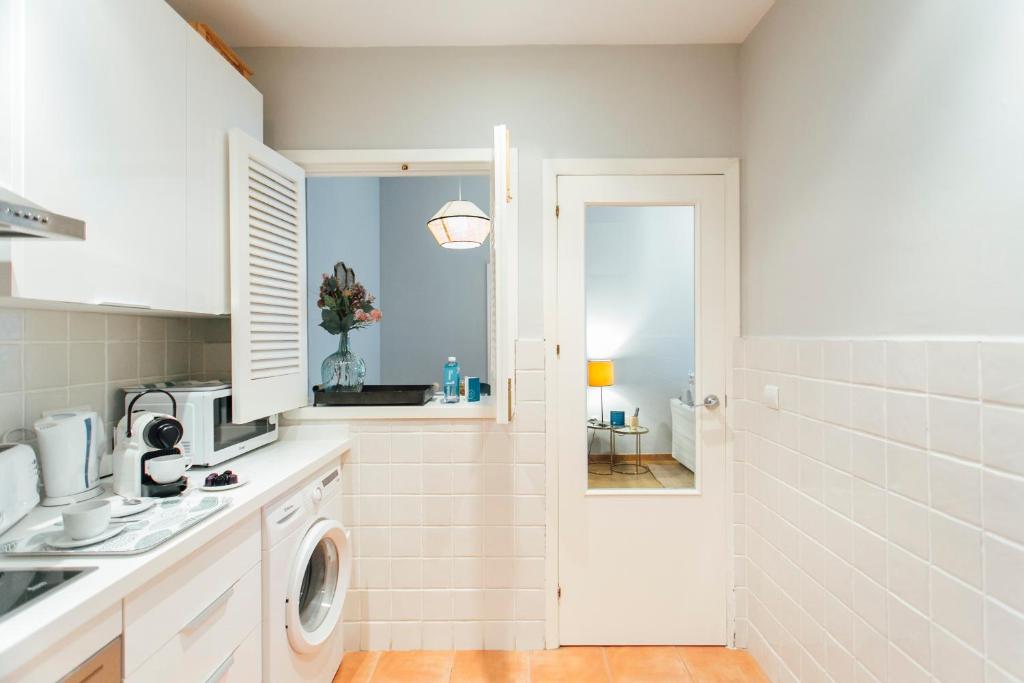 Bright Apt Full of Light Near El Divino Salvador photo 3