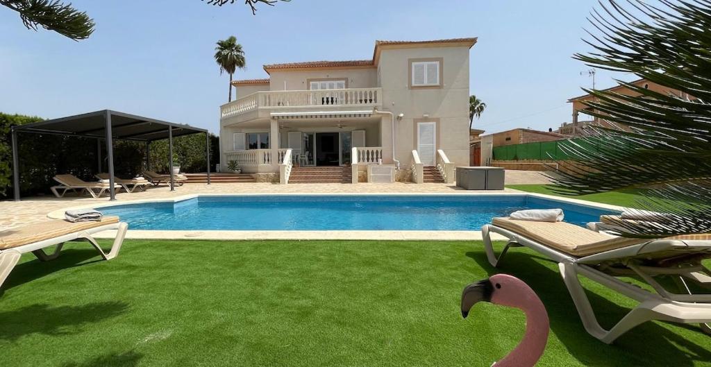 Schönes Ferienhaus Caesar mit großem Pool und Garten — photo 1