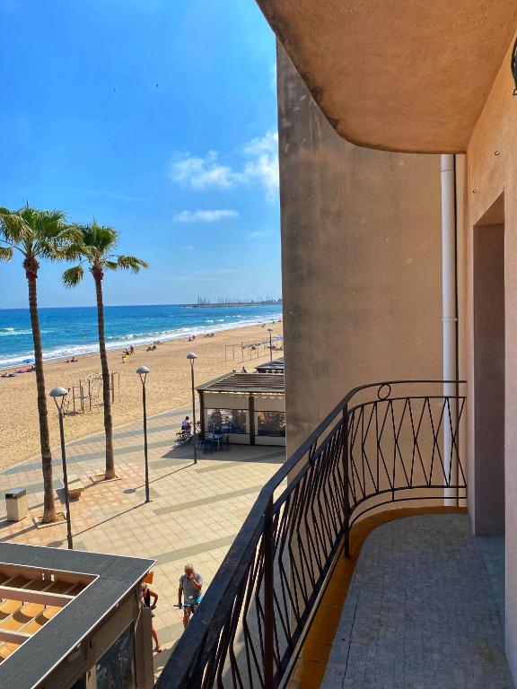 Torredembarra Beachfront apartment sleeps 6 — photo 1